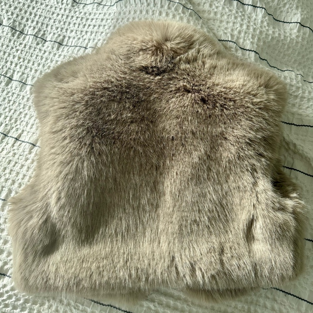 Alo Opulent Faux Fur Vest - Picture 3 of 6